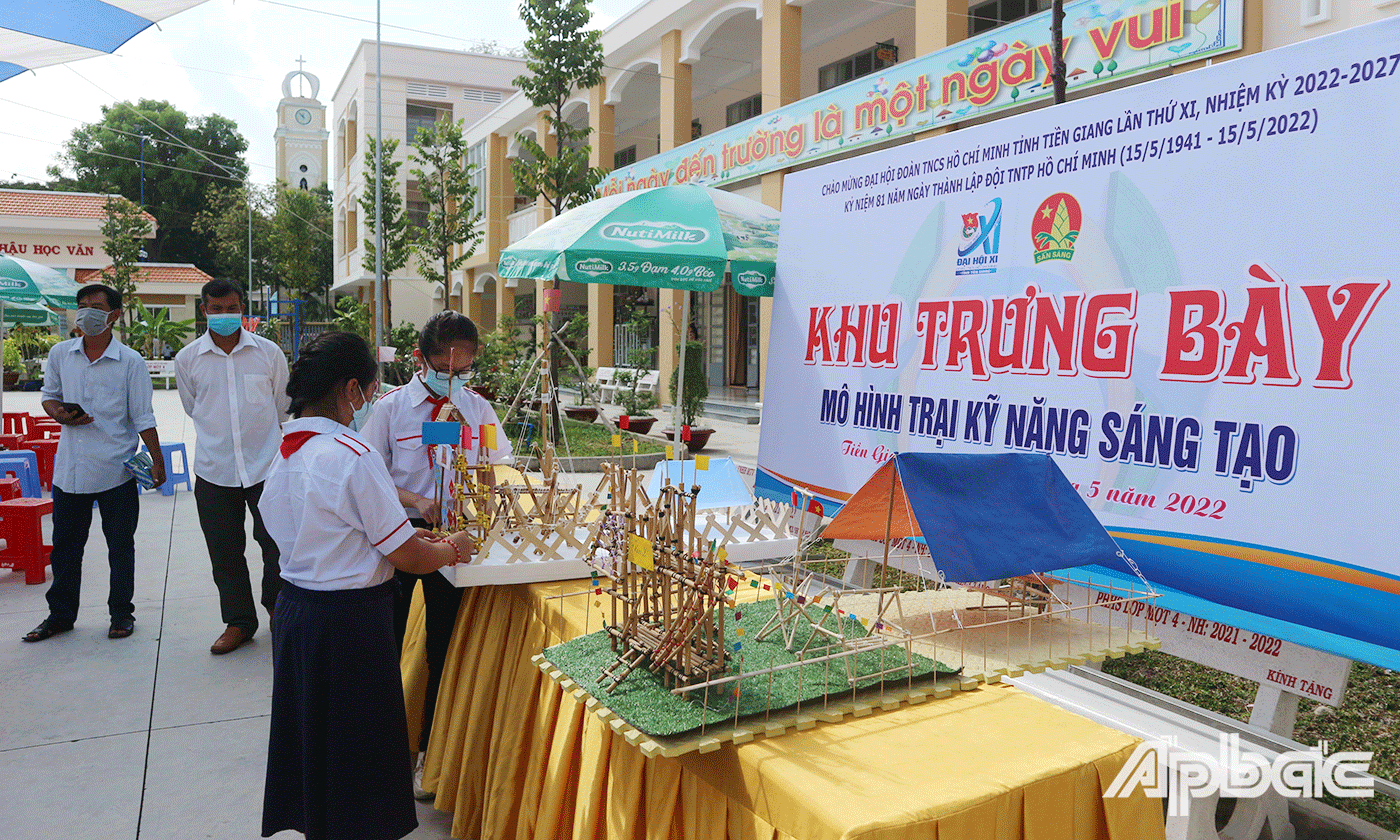 Các em học sinh tham gia trưng bày mô hình trại kỹ năng sáng tạo