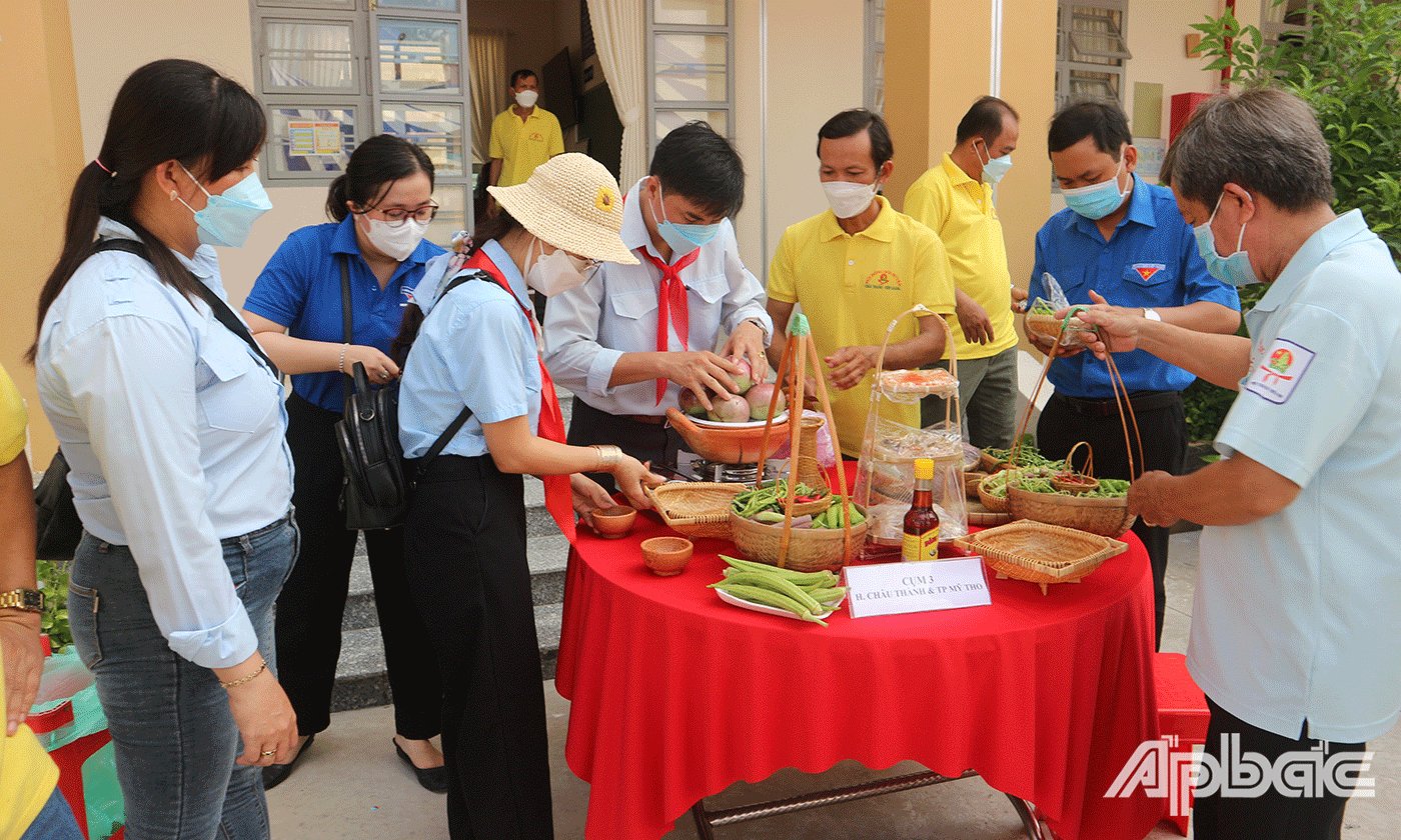 Các đội tham gia cuộc thi ẩm thực món ngon địa phương