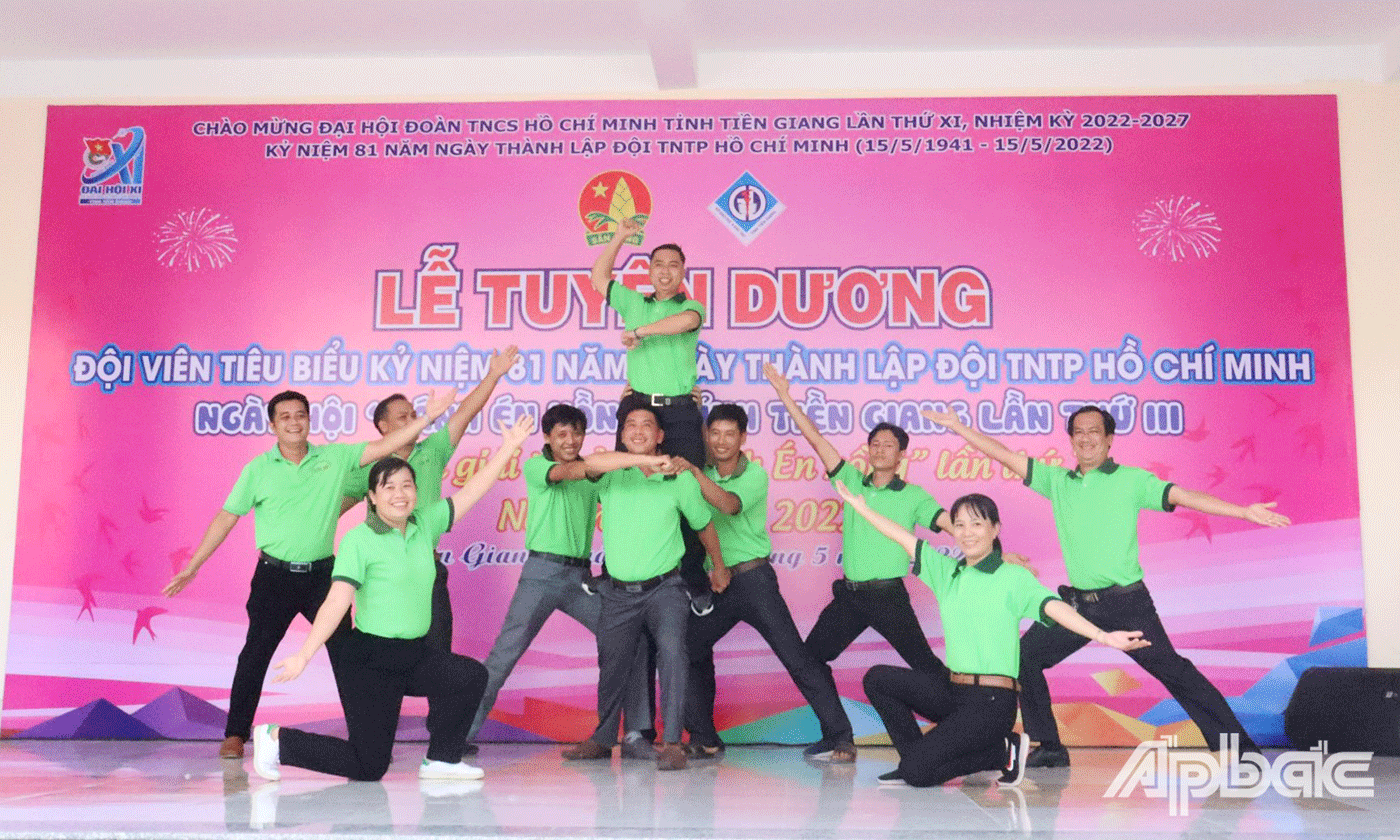 Giao lưu các tiết mục dân vũ