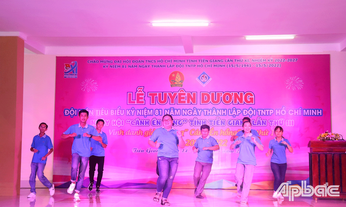 Tối ngày 14-5, ngày hội tiếp tục với các tiết mục giao lưu múa dân vũ
