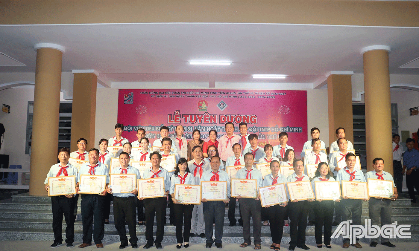 tuyên dương giáo viên đạt giải thưởng “Cánh én hồng” tỉnh Tiền Giang lần thứ I năm học 2021-2022.