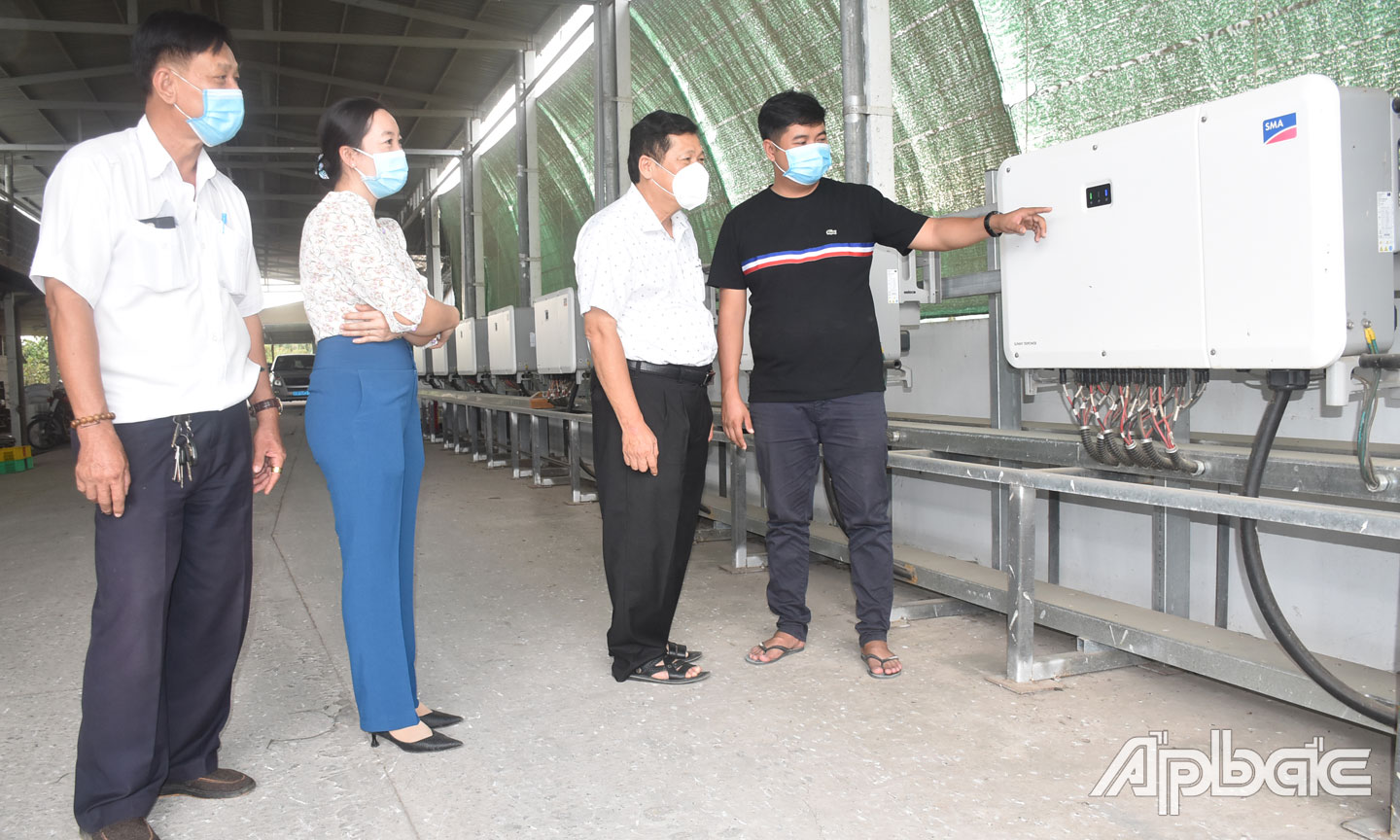 Anh Trần Nguyễn Phương Nam (áo đen) giới thiệu về chức năng Inverter của hệ thống pin NLMT.