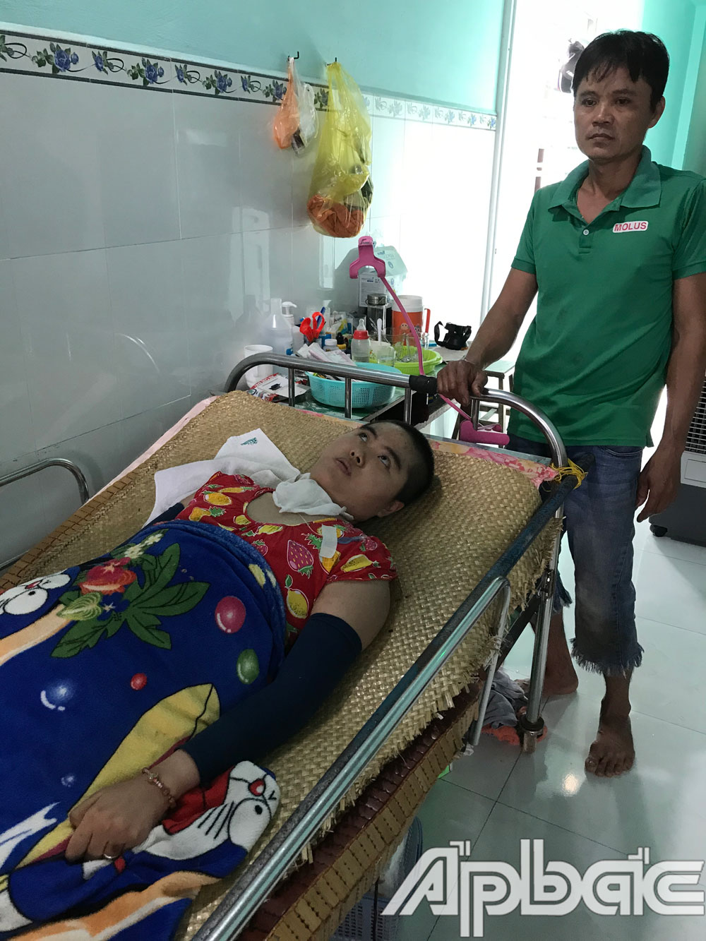 Anh Công bên cạnh cháu Ngọc.