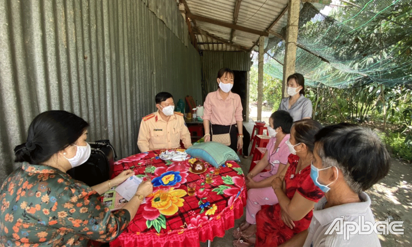 Truyền thông về ATGT và thăm tặng quà gia đình có người bị tai nạn giao thông tại huyện Chợ Gạo.