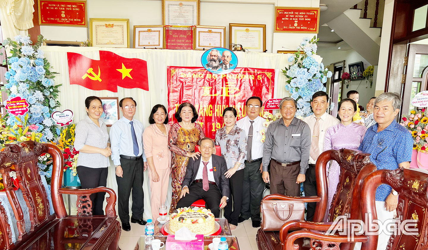 Lãnh đạo Tỉnh ủy, Thành ủy Mỹ Tho, Huyện ủy Cai Lậy, Ban tổ chức và Ban Tuyên giáo Tỉnh ủy cùng lãnh đạo Đảng ủy phường 5 đến dự và chúc mừng đồng chí Đỗ Quang Hưng