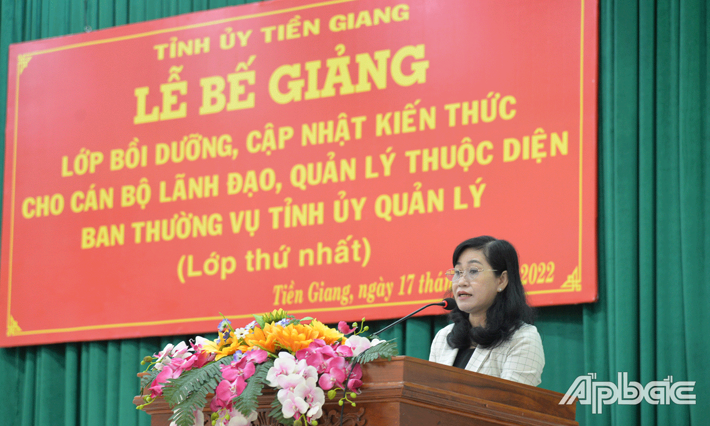 Đồng chí Châu Thị Mỹ Phương, Ủy viên Ban Thường vụ Tỉnh ủy, Trưởng Ban Tuyên giáo Tỉnh ủy, Phó Trưởng Ban chỉ đạo lớp học phát biểu tại lễ bế giảng.