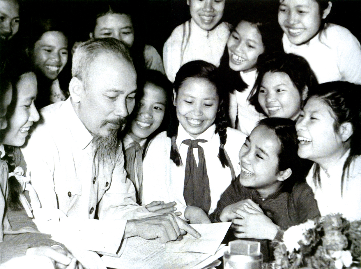 Bác Hồ với thiếu nhi