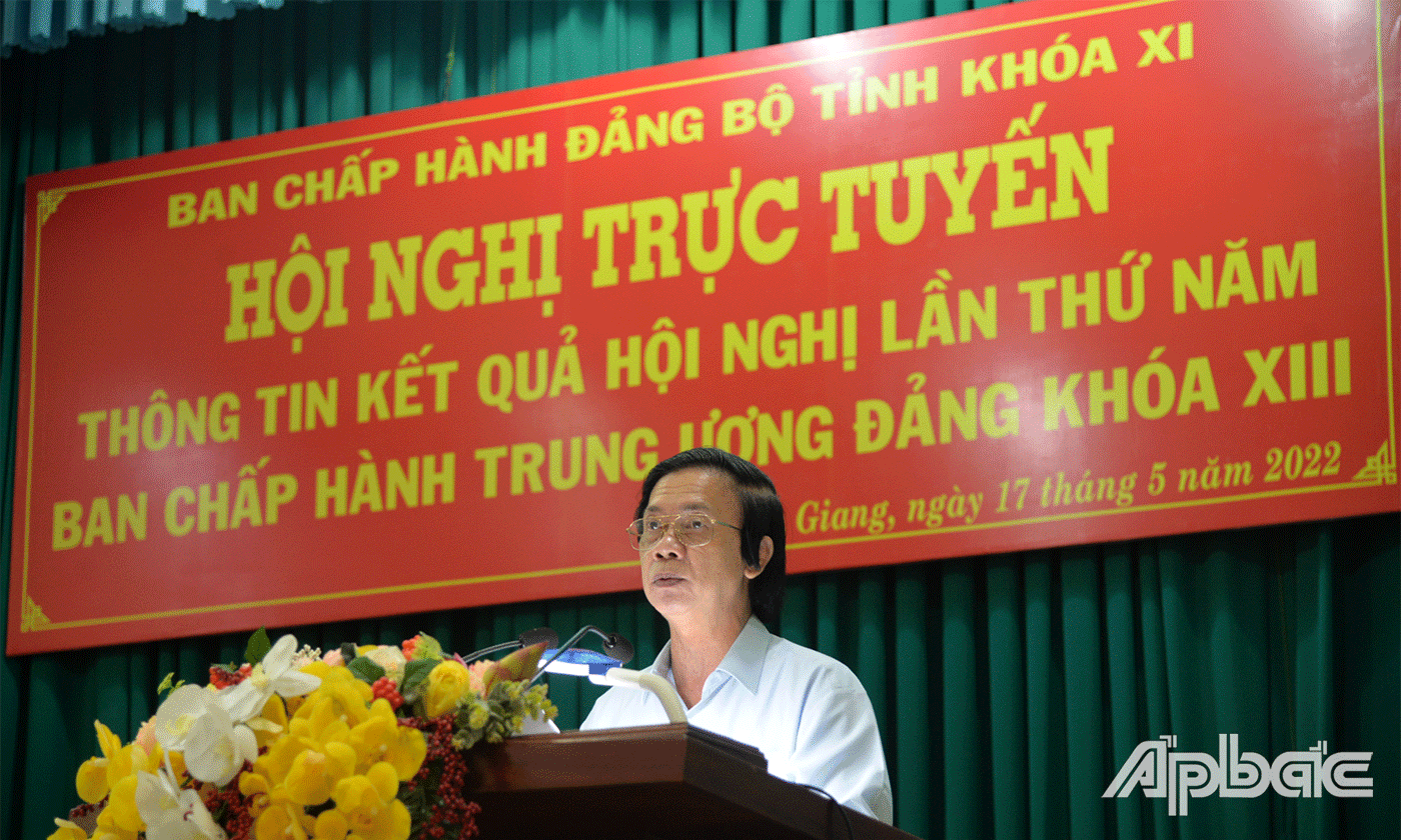 Đồng chí Nguyễn Văn Danh, Ủy viên Ban Chấp hành Trung ương Đảng, Bí thư Tỉnh ủy, Trưởng đoàn Đại biểu Quốc hội đơn vị tỉnh Tiền Giang trực tiếp thông tin kết quả Hội nghị Trung ương 5 (khóa XIII).