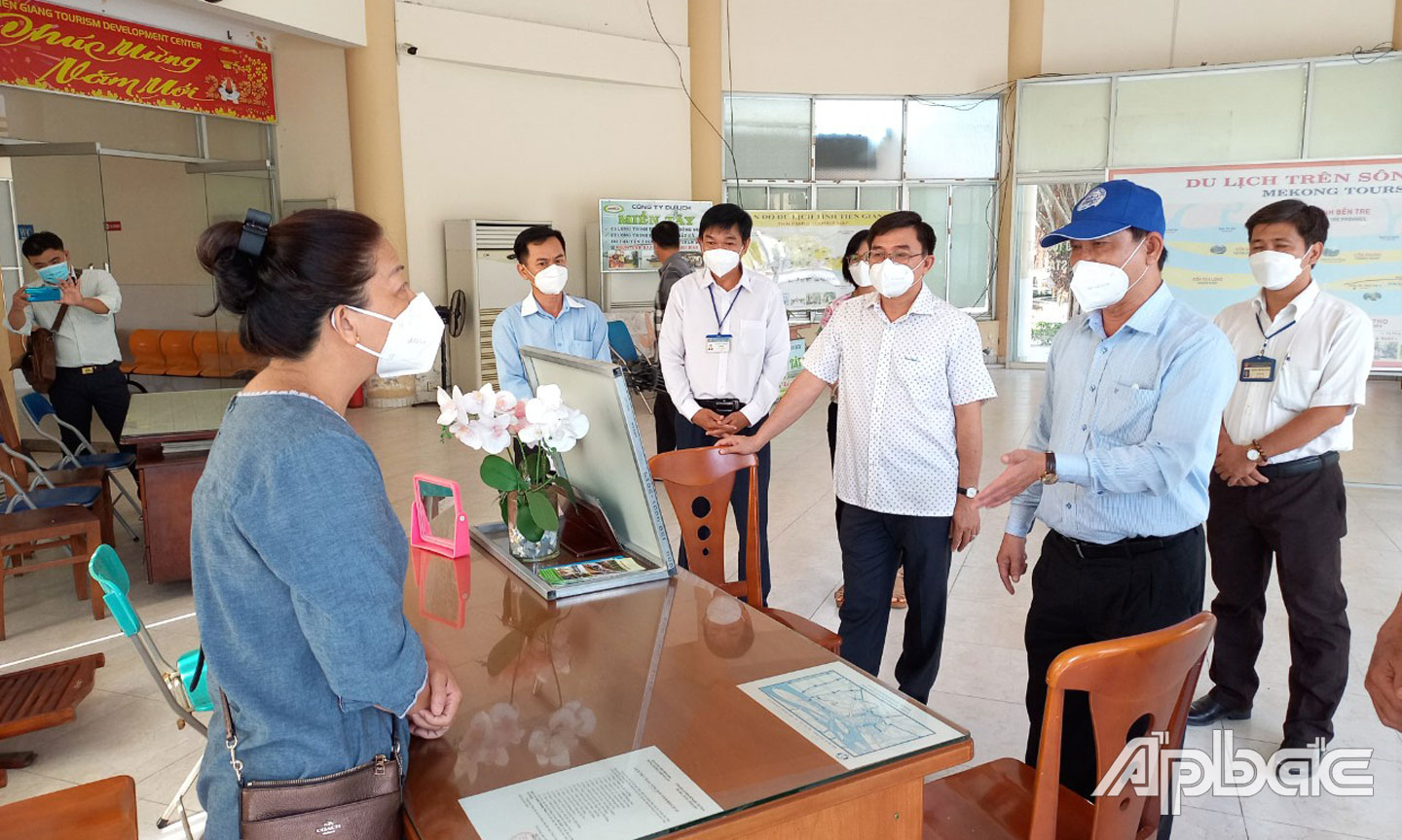 Đồng chí Nguyễn Văn Vĩnh (thứ hai từ phải sang) khảo sát tình hình khôi phục du lịch tại cù lao Thới Sơn, TP. Mỹ Tho. Ảnh: MINH THÀNH