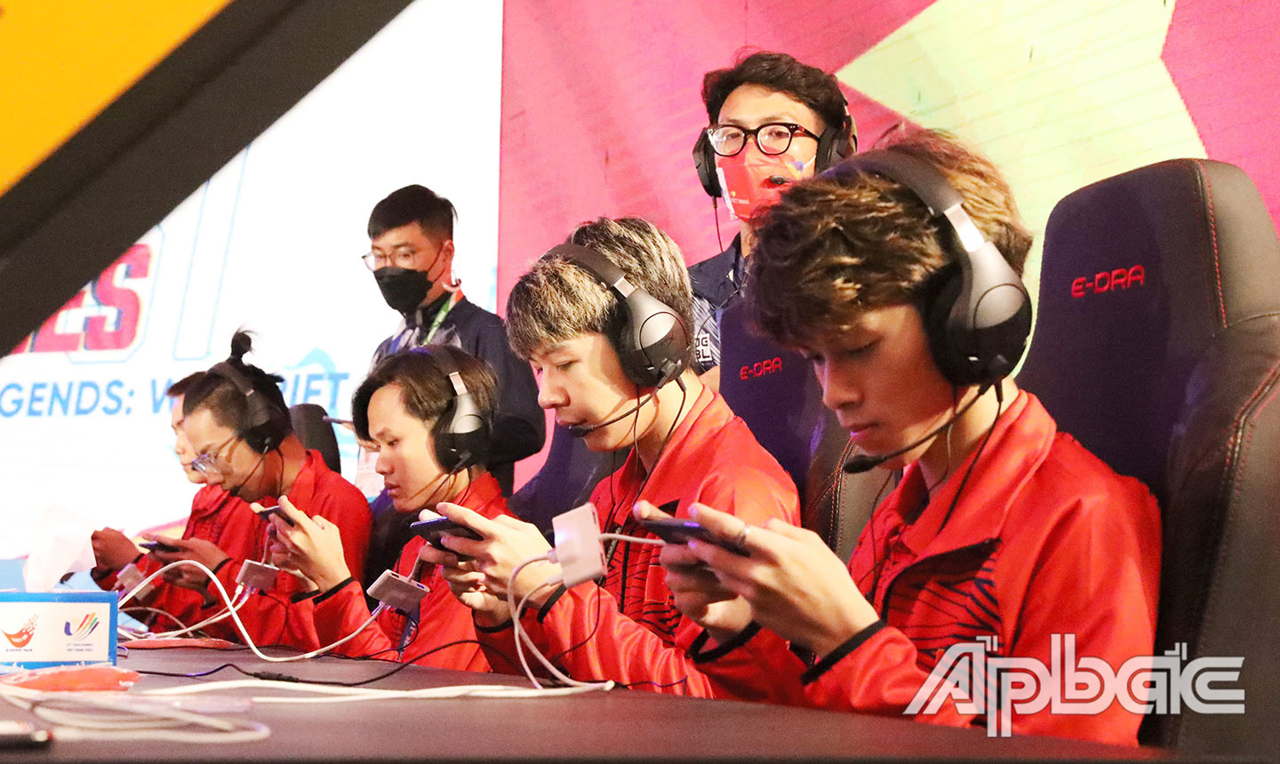 Các VĐV Đội tuyển E-sport Việt Nam tập trung cho trận đấu chung kết nội dung  Liên minh huyền thoại: Tốc chiến.