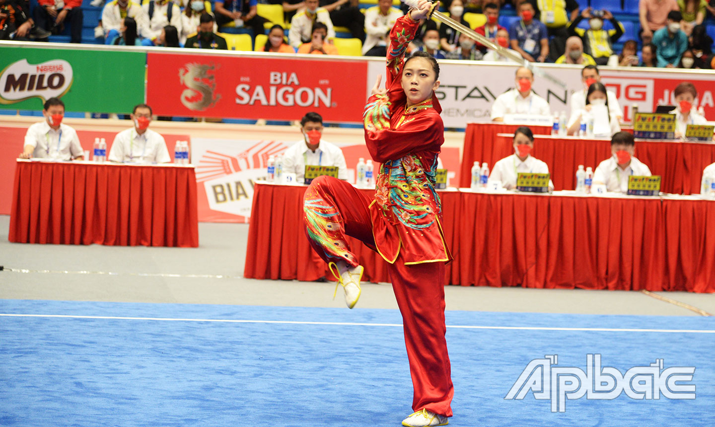 Tư thế đẹp mắt của VĐV Malaysia ở nội dung biểu diễn Thái cực kiếm của môn Wushu.