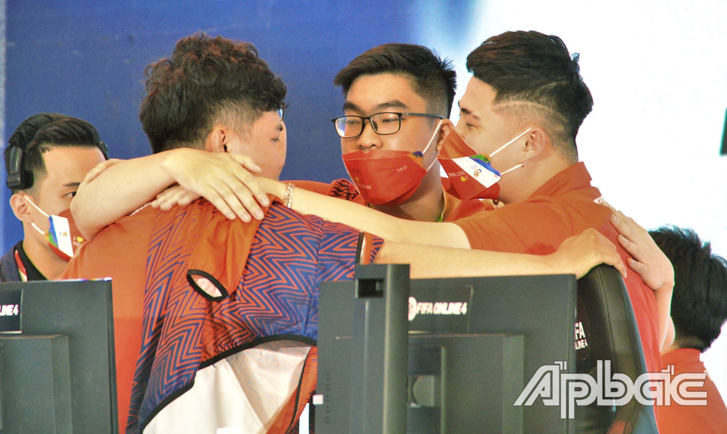 Các VĐV E-sport Việt Nam động viên nhau sau thất bại trước Thái Lan trong trận chung kết nội dung FIFA Online 4.