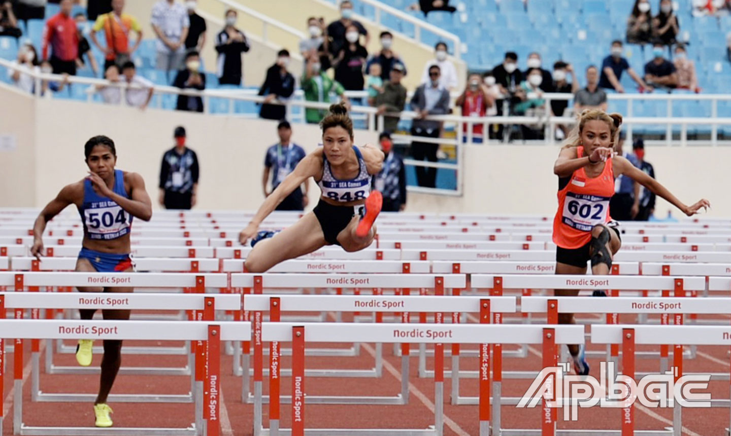 VĐV Bùi Thị Nguyên bứt tốc để về nhất ở nội dung 100 m vượt rào.