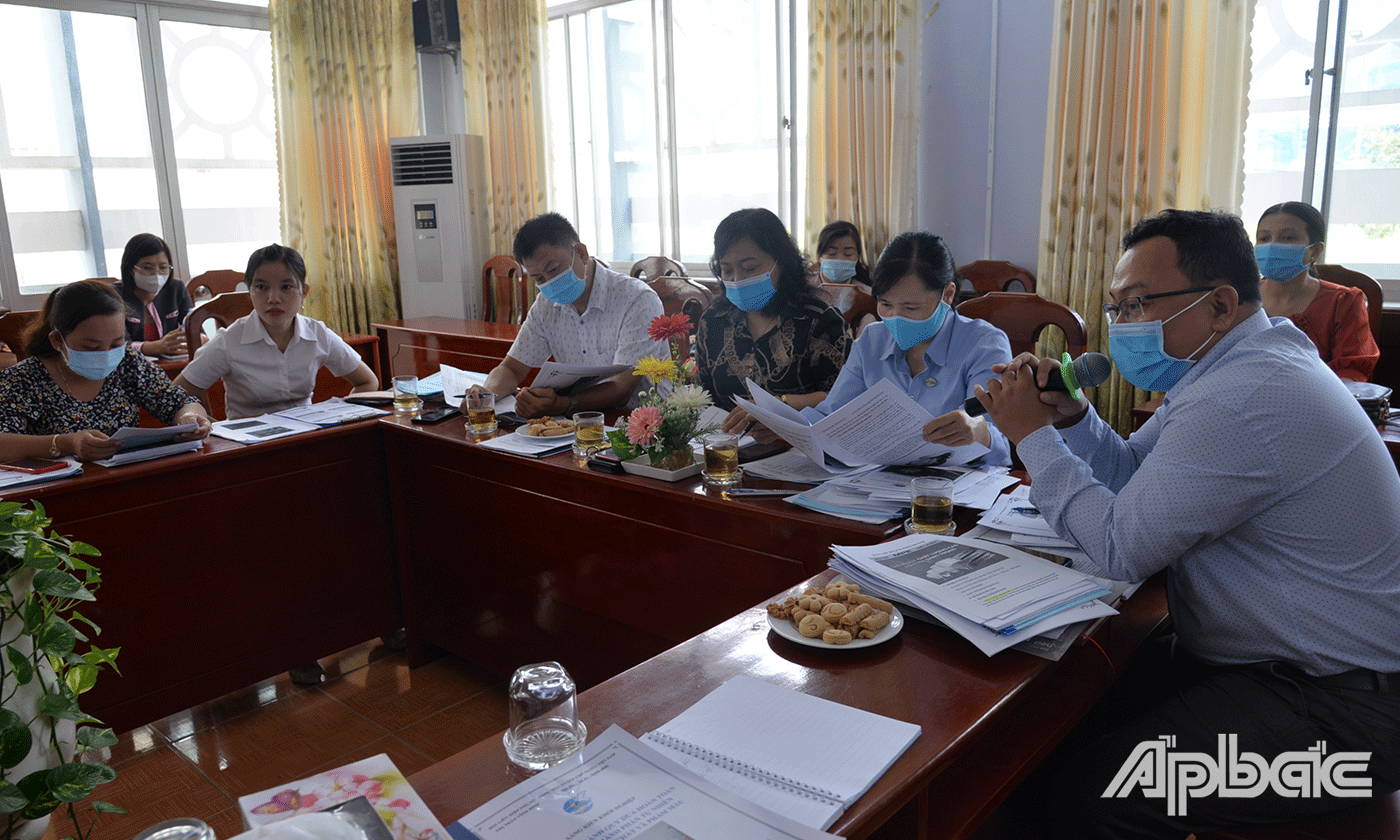 Ban Giám khảo nhận xét, góp ý cho các ý tưởng khởi nghiệp.
