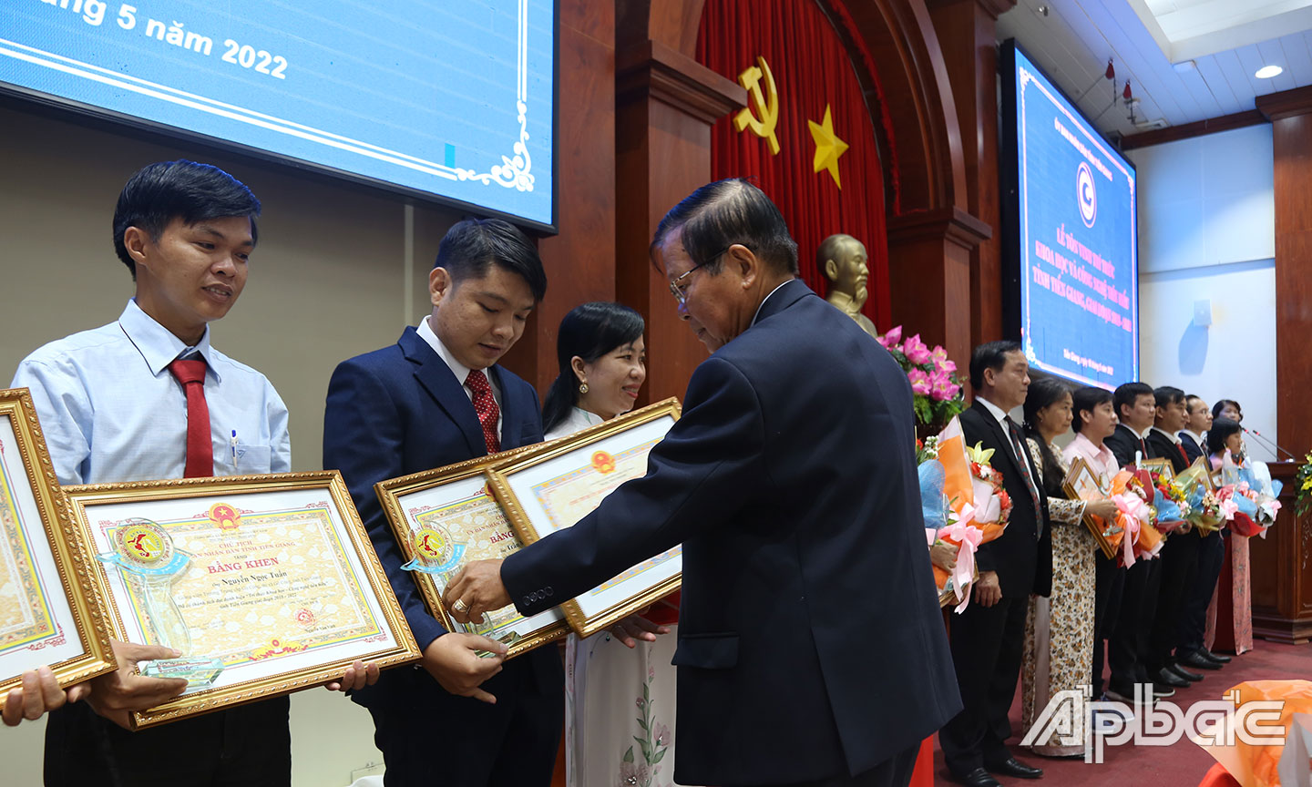 Chủ tịch Liên hiệp Hội trao