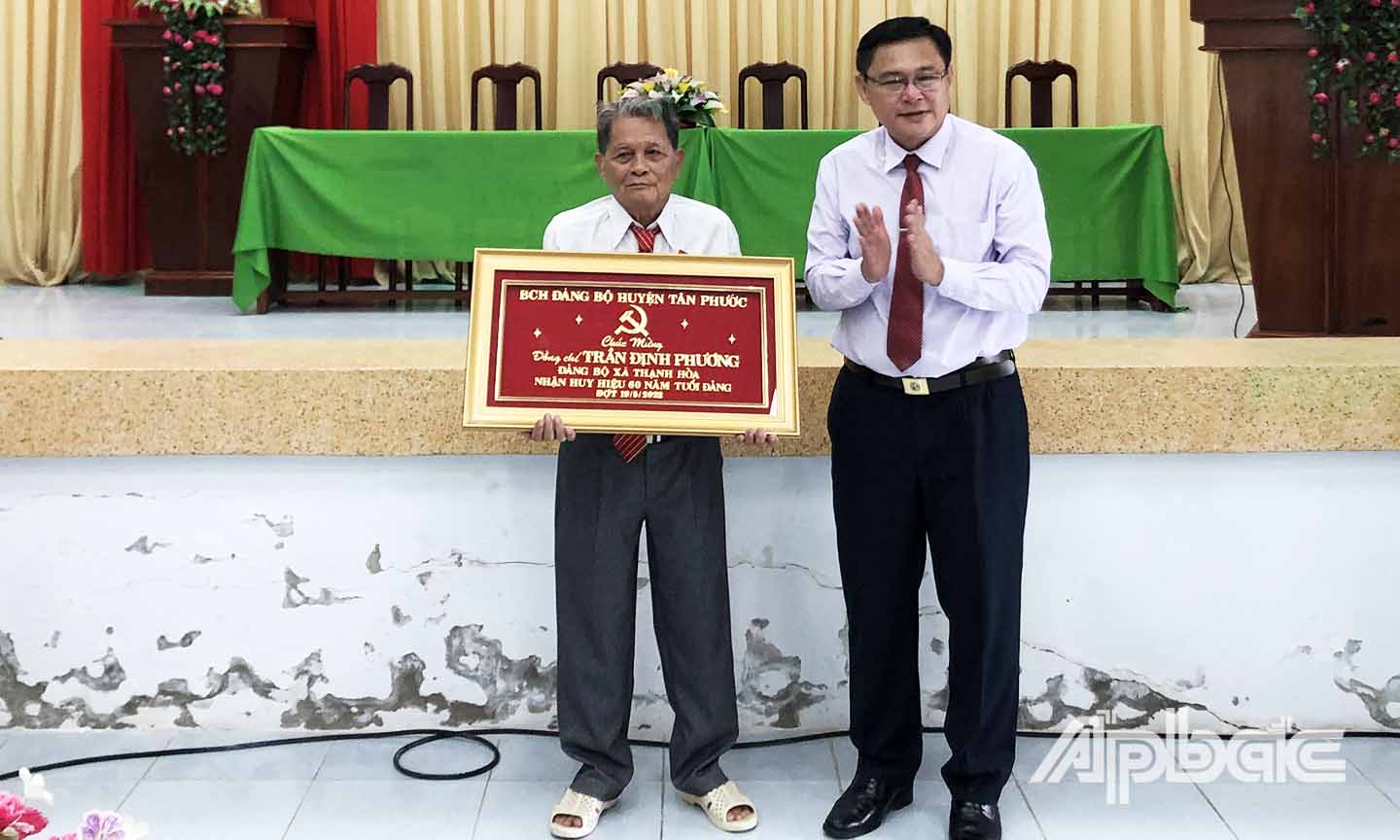 Đồng chí Đỗ Tấn Hùng trao Huy hiệu 