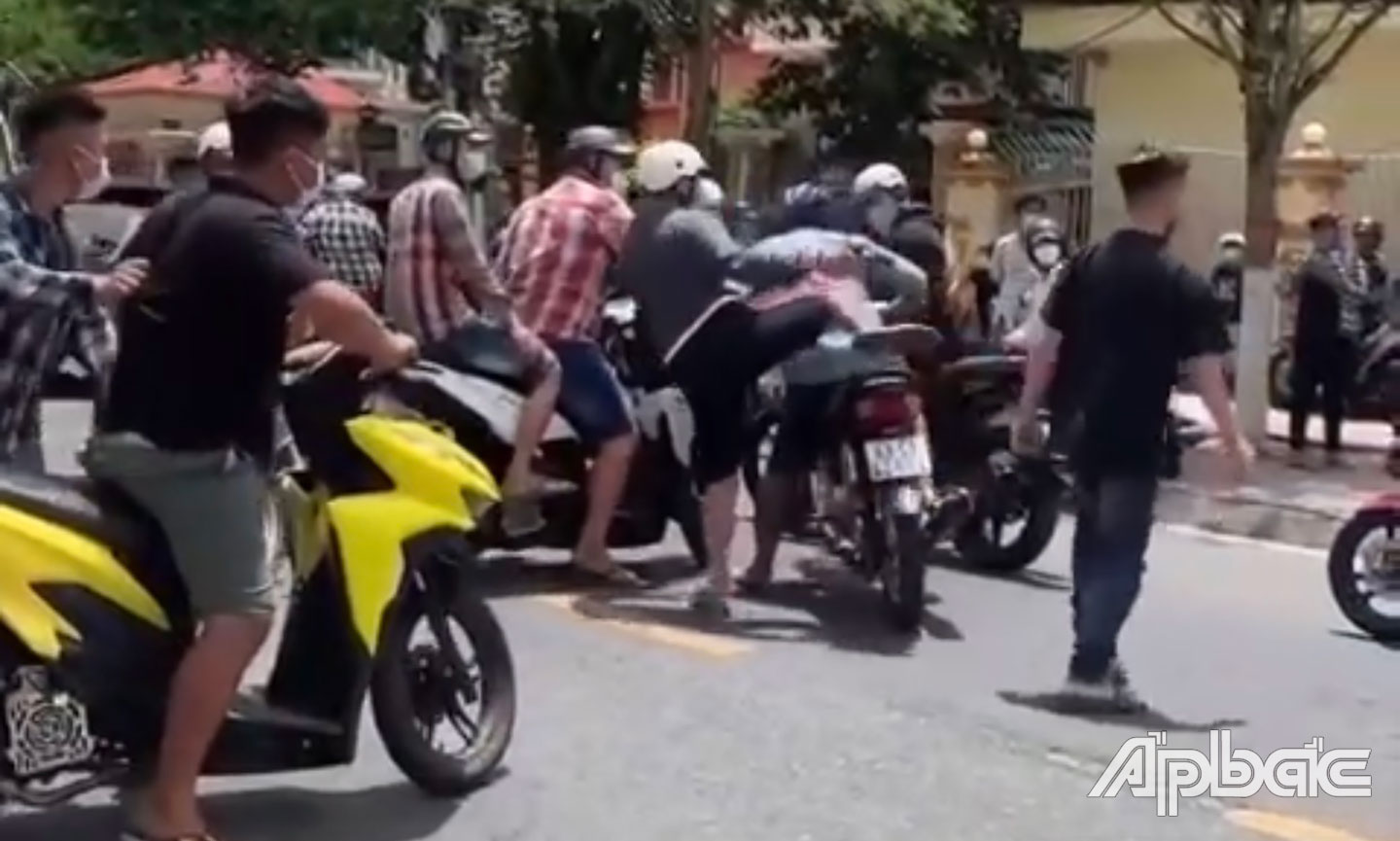 Ngay sau tuyên án, các đối tượng liền nổ súng gây rối trước cửa TAND tỉnh Tiền Giang.