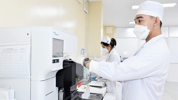 Kỹ thuật viên Khoa Xét nghiệm, Bệnh viện Lê Văn Thịnh (TP Thủ Đức) thực hiện xét nghiệm bệnh phẩm. Ảnh: sggp.org.vn/