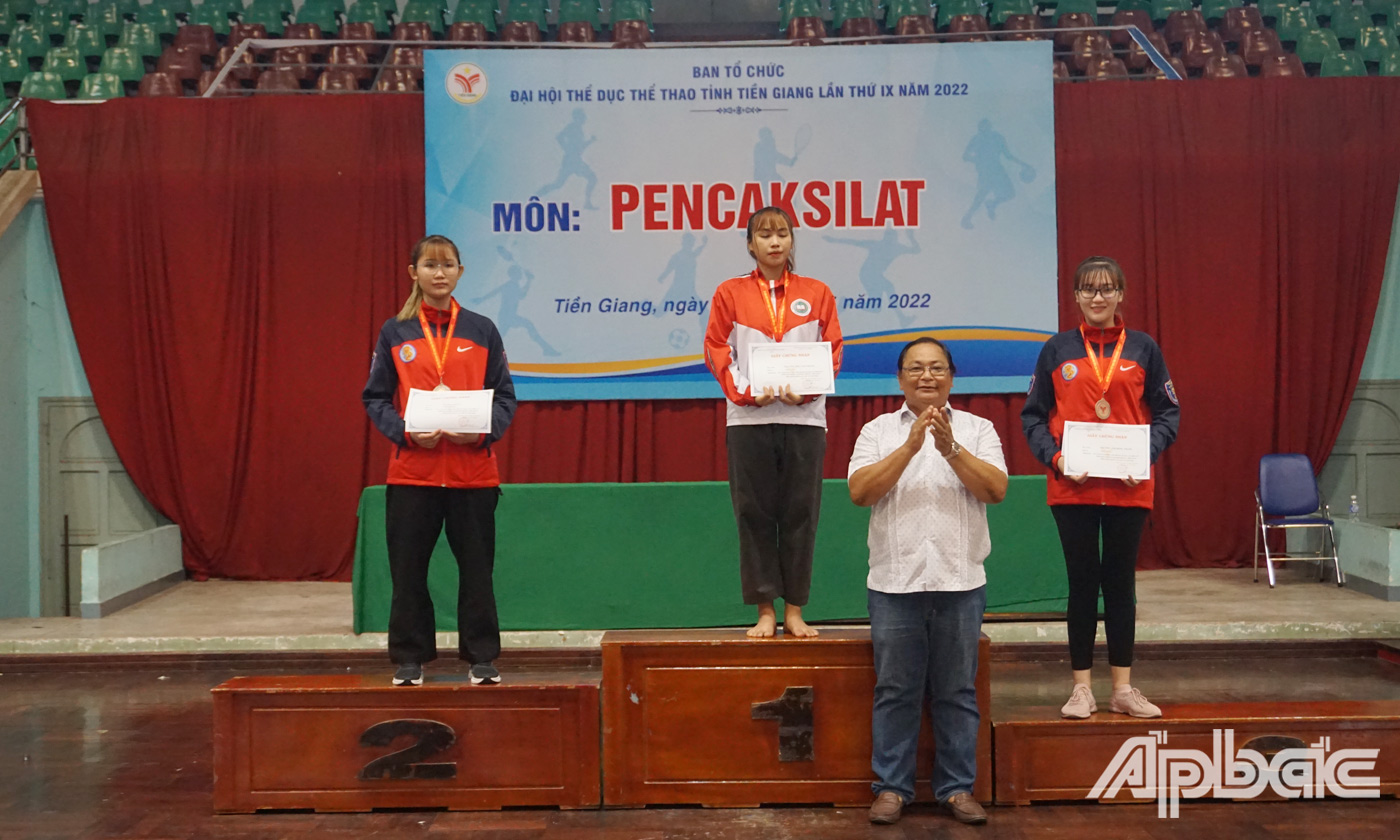  Ban tổ chức trao giải cho các vận động viên đạt thành tích ở thể loại đối kháng với nhiều hạng cân 