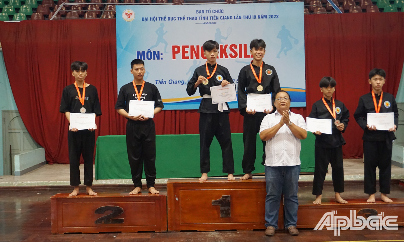 Ban tổ chức trao giải cho các vận động viên đạt thành tích ở thể loại quyền, nội dung Ganda: nam+nam 