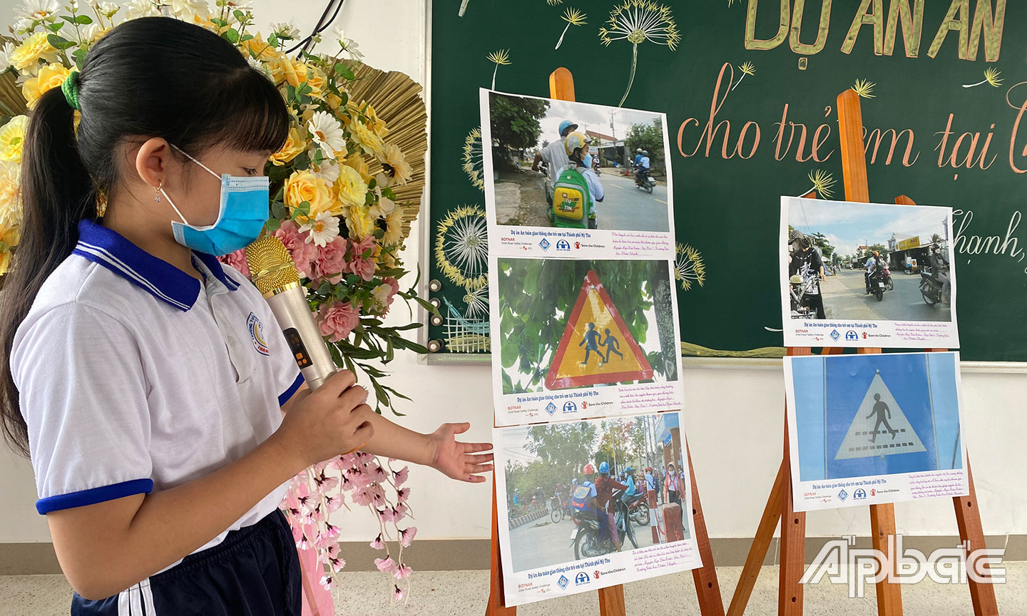 Các học sinh trình bày tấm ảnh do mình tự tay chụp.