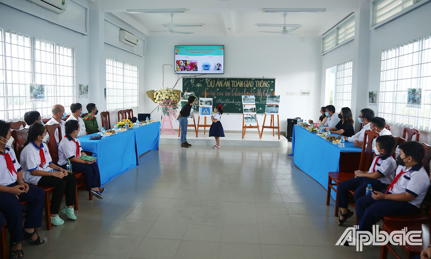 Học sinh trao đổi một số hình ảnh liên quan đến đảm bảo ATGT.