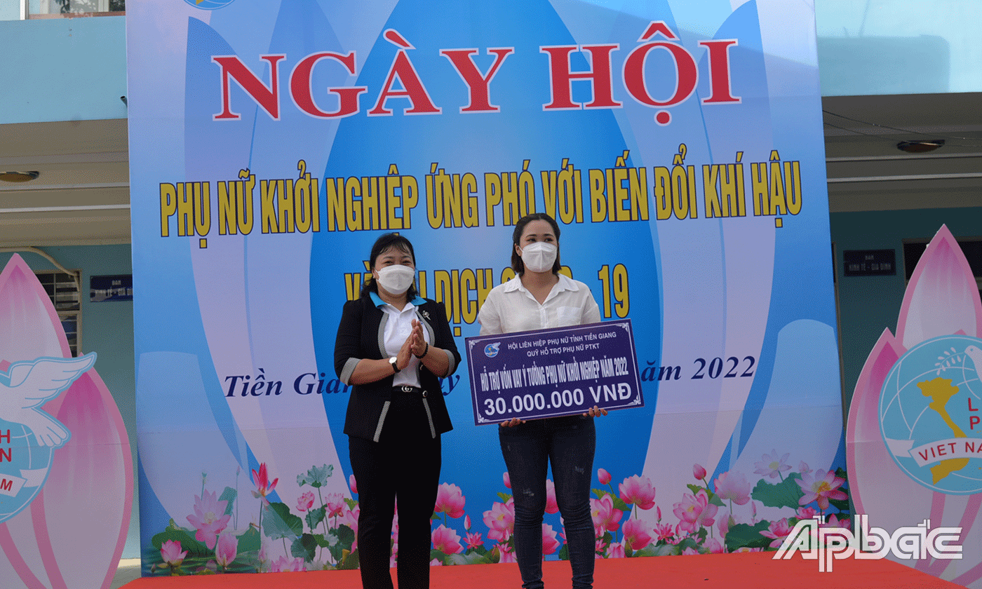 Trao vốn hỗ trợ phụ nữ khởi nghiệp.