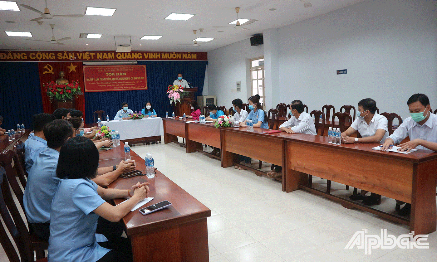 Quang cảnh buổi tọa đàm học tập và làm theo tư tưởng, đạo đức, phong cách Hồ Chí Minh