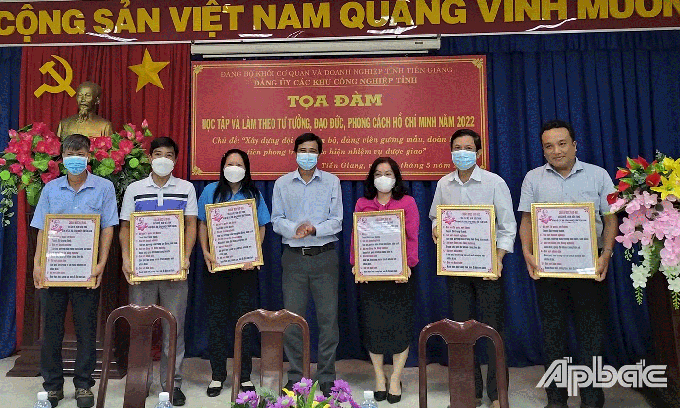 Ban Thường vụ Đảng ủy các Khu công nghiệp tỉnh trao bảng chuẩn mực đạo đức cho các Chi bộ trực thuộc.