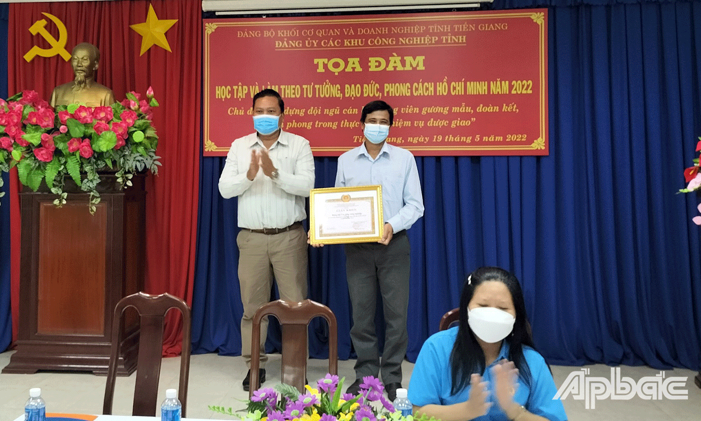 đồng chí Võ Văn Dũng, Trưởng Ban Tuyên giáo Đảng ủy Khối Cơ quan và Doanh nghiệp tỉnh 