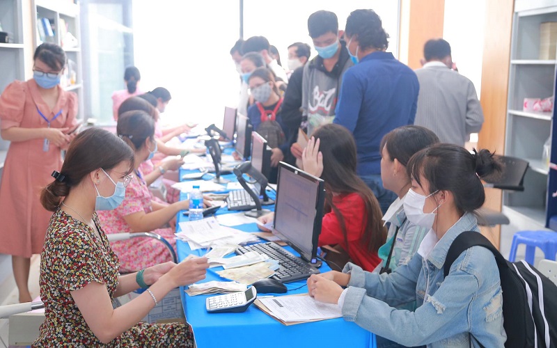 Sinh viên Trường ĐH Công nghiệp Thực phẩm TPHCM nộp học phí.