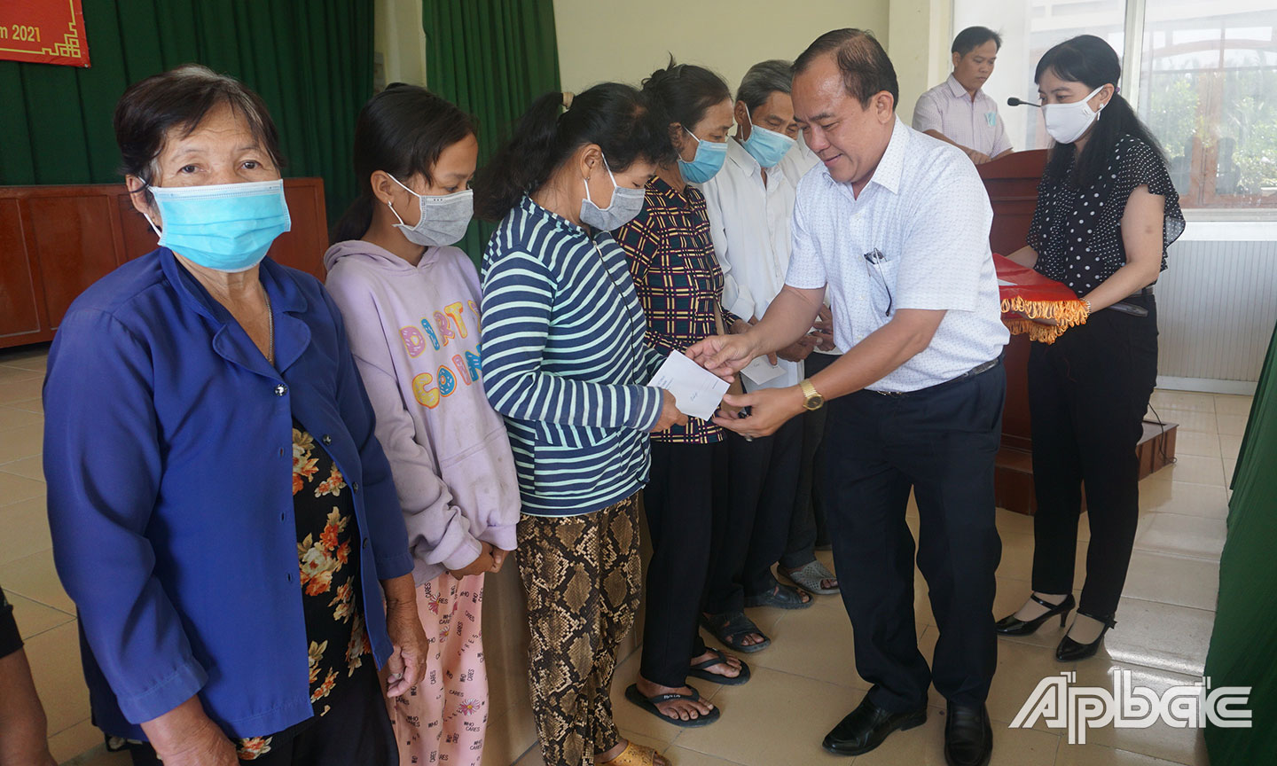 Đồng chí Nguyễn Chí Trung trao tặng quà cho người có công, người cao tuổi, hộ nghèo xã Mỹ Tịnh An, huyện Chợ Gạo.                                                                                                                                                                  Ảnh:  NGỌC AN