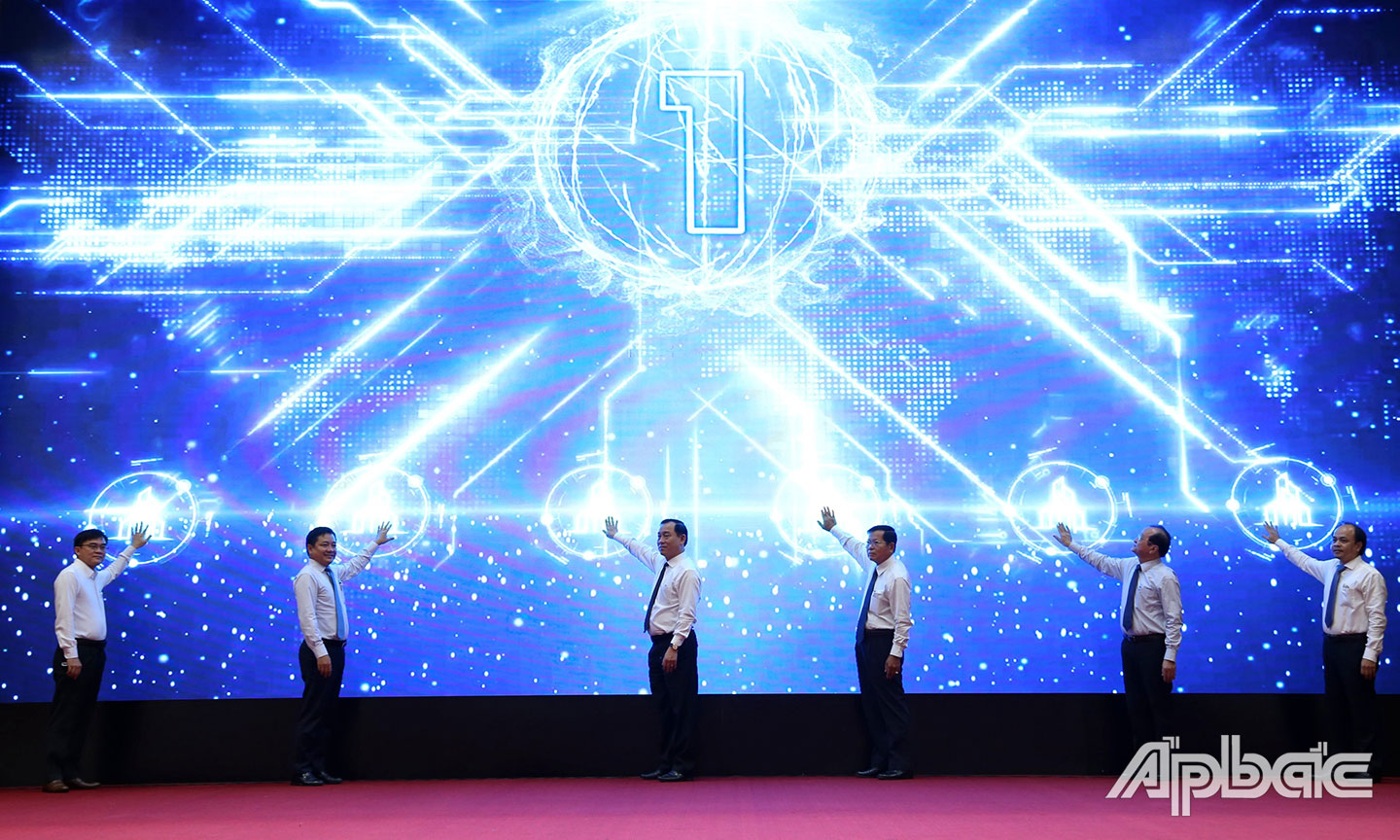 Đại biểu thực hiện nghi thức khai trương nền tảng Chính quyền số tỉnh Tiền Giang.    Ảnh: LÊ MINH