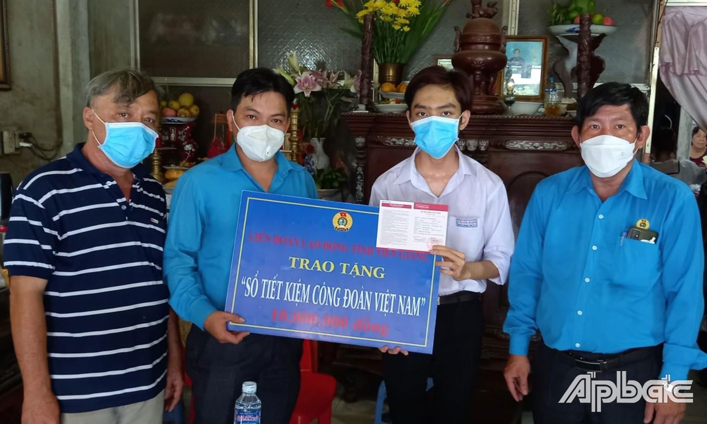 LĐLĐ huyện Châu Thành trao tặng sổ tiết kiệm cho con đoàn viên có mẹ qua đời vì Covid-19.