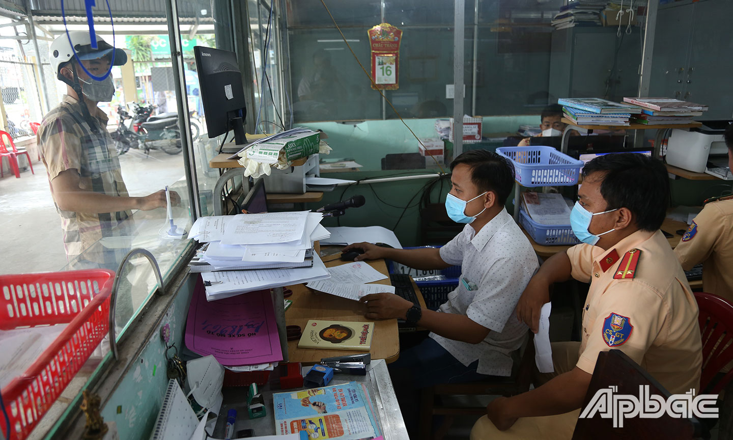 Đội Cảnh sát giao thông - trật tự (Công an Châu Thành) hướng dẫn lực lượng Công an xã thực hiện đăng ký , cấp biển số xe mô tô, xe gắn máy.