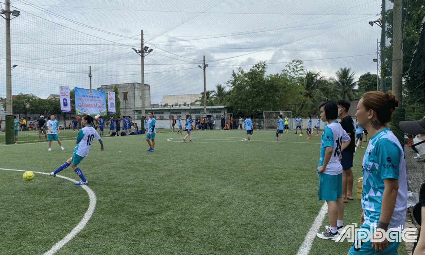 Các đội tham gia thi đấu rất sôi nổi 