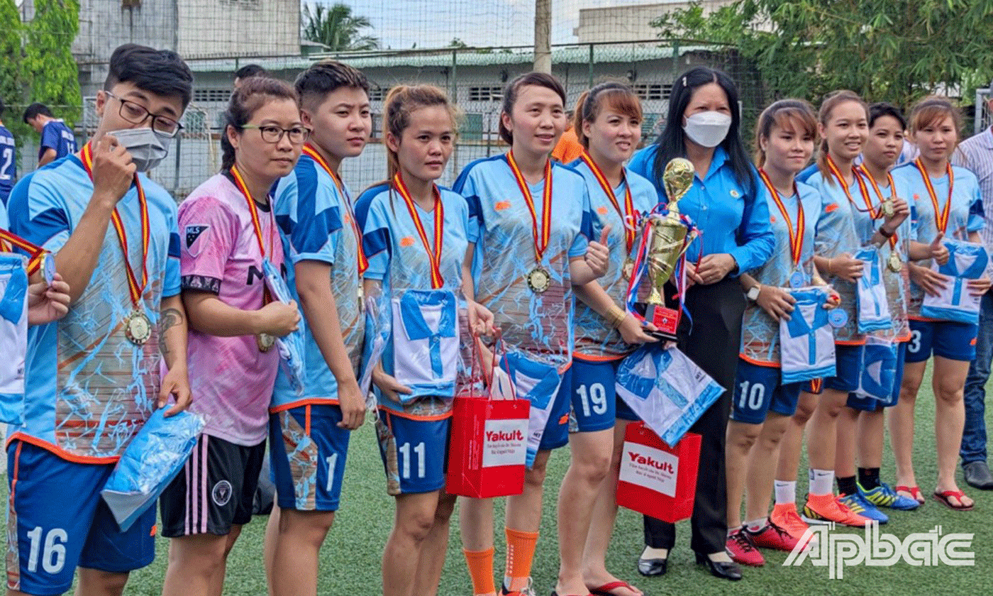 Chủ tịch Công đoàn các Khu công nghiệp tỉnh Tiền Giang Nguyễn Thị Thùy Dương trao Cup cho đội vô địch nữ 
