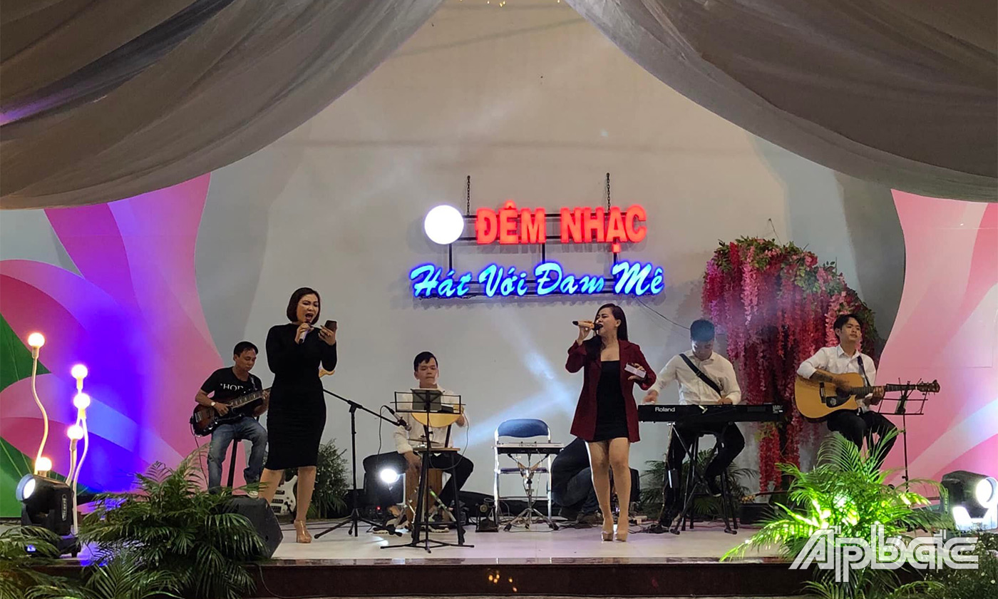 Ca sĩ Trung tâm Văn hóa nghệ thuật tỉnh biểu diễn tại đêm nhạc