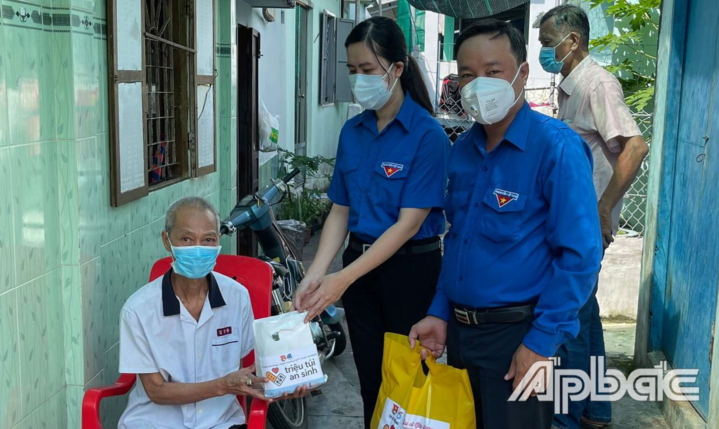 Đoàn trường Cao đẳng Y tế Tiền Giang thăm và tặng quà cho các gia đình chính sách tại TX. Gò Công. Ảnh: ĐỖ NGỌC