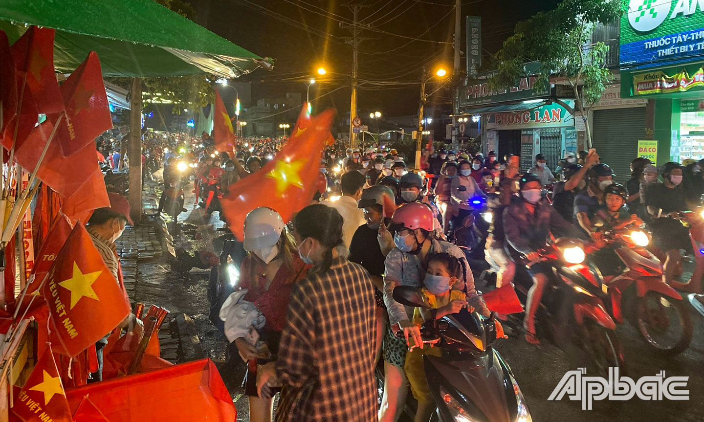 Cờ đỏ sao vàng khắp mọi nơi.