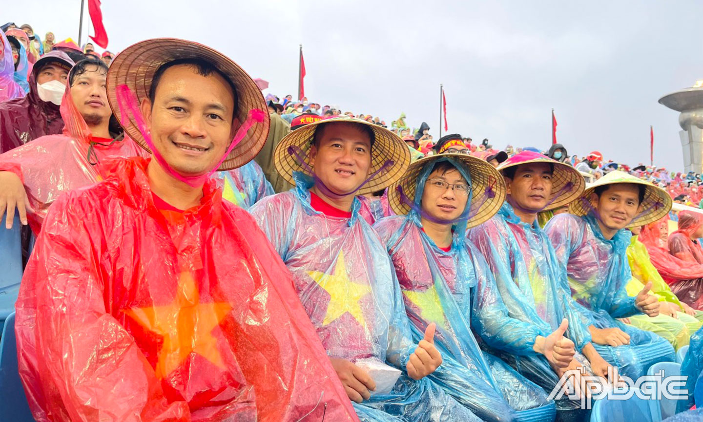 Các cổ động viên đã sẵn sàng trước trận đấu dù có mưa như thế nào.