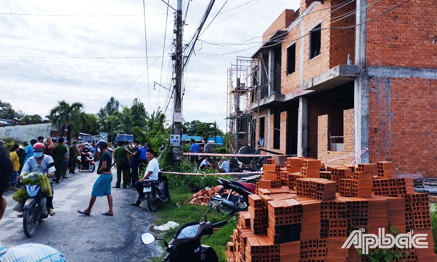 Lực lượng chức năng khám nghiệm hiện trường.
