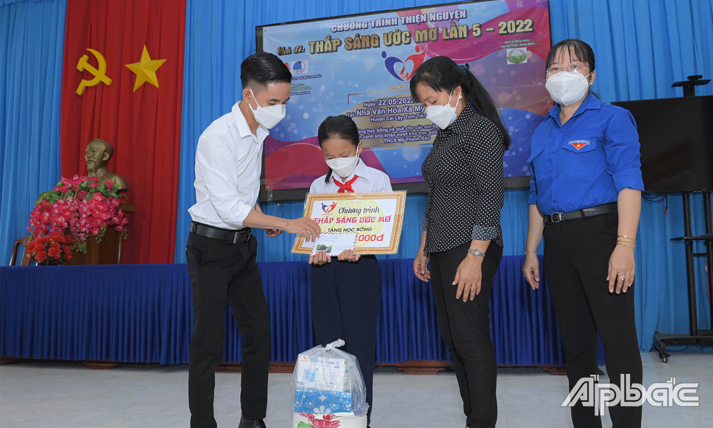 Diễn viên Trung Cang trao học bổng cho các em học sinh khó khăn của Trường THCS Mỹ Thành Bắc