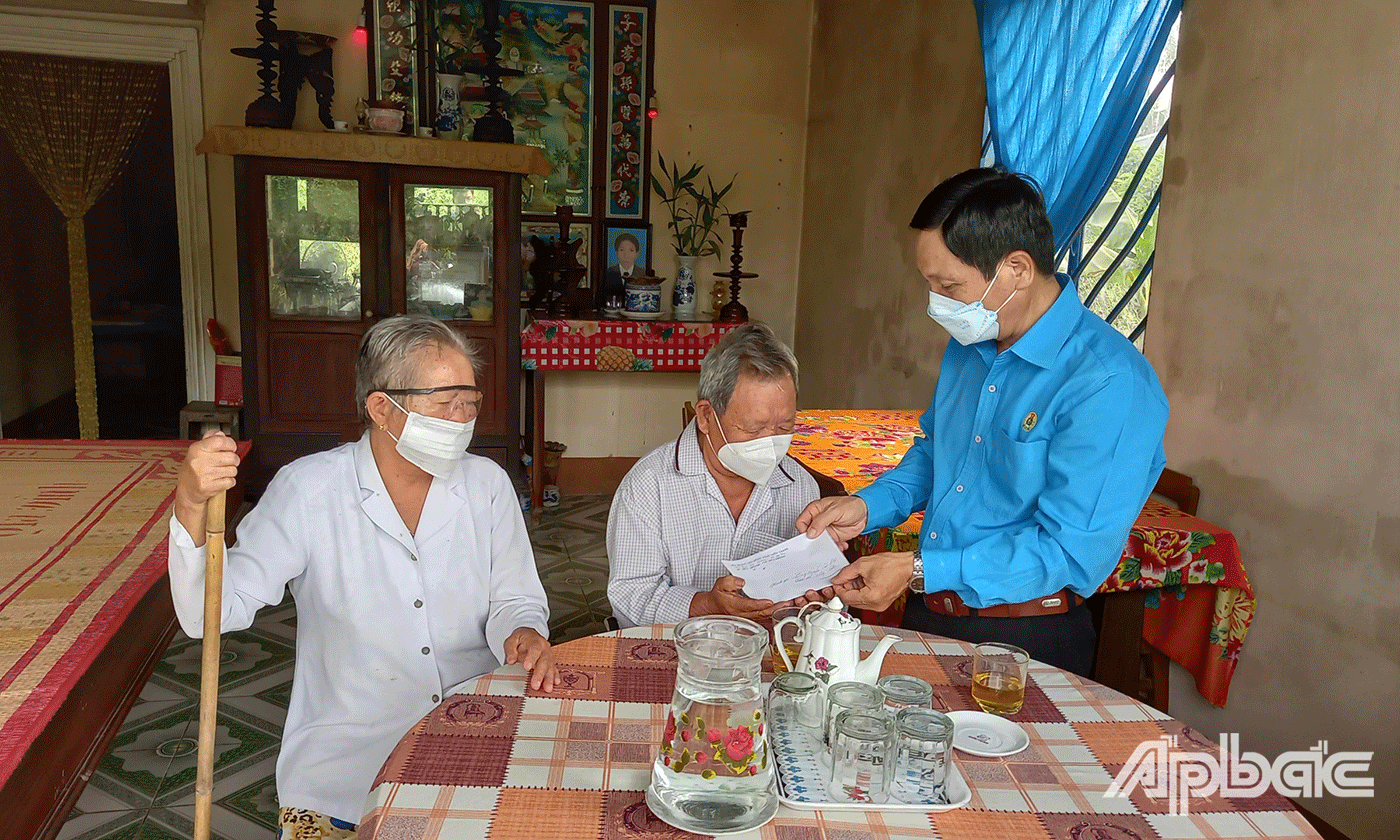 Đồng chí Lê Minh Hùng Chủ tịch LĐLĐ tỉnh Tiền Giang thăm hỏi sức khỏe và trao quà cho Nguyễn Văn Đực