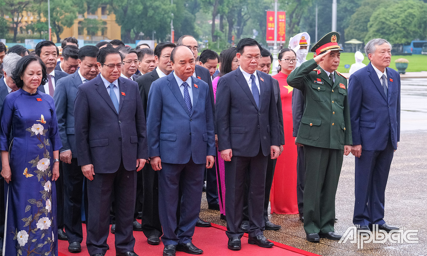 Cùng với ĐBQH toàn quốc, sáng 23-5, các ĐBQH tỉnh Tiền Giang đã đặt vòng hoa và vào lăng viếng Chủ tịch Hồ Chí Minh.