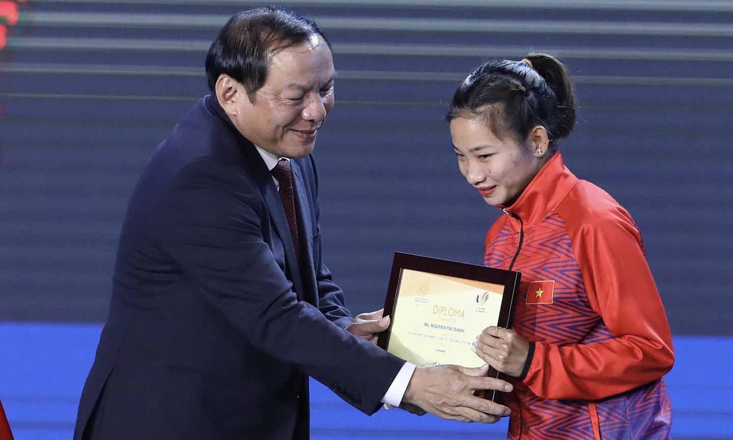 Đồng chí Nguyễn Văn Hùng, Bộ trưởng Bộ Văn hóa - Thể thao và Du lịch, Chủ tịch Liên đoàn thể thao Đông Nam Á, Chủ tịch Ủy ban Olympic Việt Nam, Trưởng Ban Tổ chức SEA Games 31 vinh danh VĐV Nguyễn Huy Hoàng.