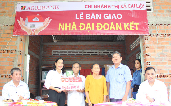 Ông Lê Văn Miền, Thị ủy viên, Phó Chủ tịch UBMTTQ TX. Cai Lậy (bìa phải đứng) phát biểu tại Lễ Bàn giao nhà cho gia đình ông Đỗ Văn Tao tại phường Nhị Mỹ, TX. Cai Lậy