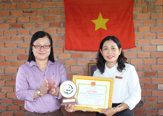 Bà Lê Hồng Tâm, Huyện ủy viên, Phó Chủ tịch UBND huyện Gò Công Đông (bên trái) trao giấy khen của Chủ tịch UBND huyện Gò Công đông cho đại diện Agribank Tiền Giang, bà Nguyễn Thị Hồng Loan, Phó Chủ tịch Công đoàn cơ sở.