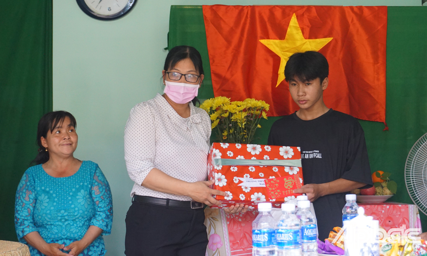 Lãnh đạo địa phương trao quà cho em Phạm Minh Nhật