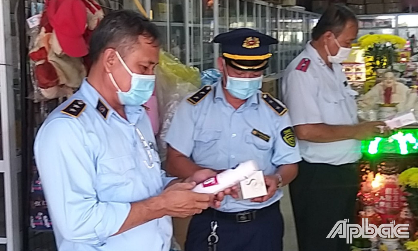 Lực lượng QLTT kiểm tra cơ sơ kinh doanh mỹ phẩm.